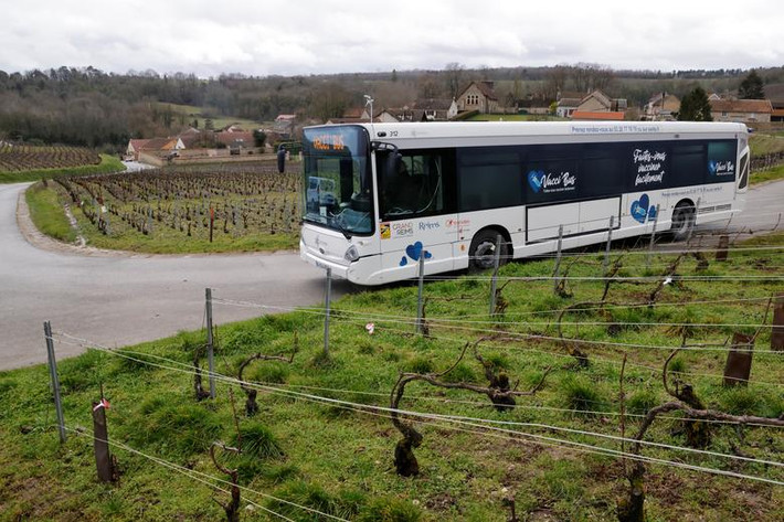 Vacci'Bus, một chiếc xe buýt được chuyển đổi thành trung tâm tư vấn và tiêm chủng, di chuyển trên một con đường ở Vandeuil, Pháp, ngày 28/1.
