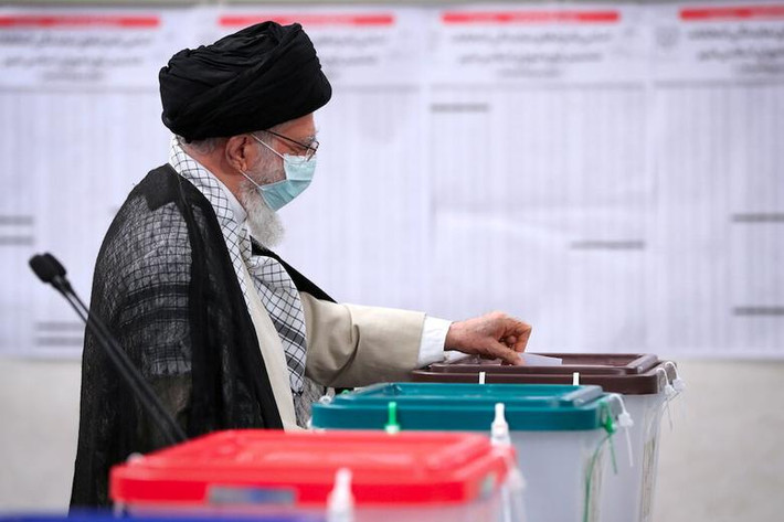 Lãnh tụ tối cao Iran Ayatollah Ali Khamenei bỏ phiếu tại một địa điểm bầu cử ở thủ đô Tehran.