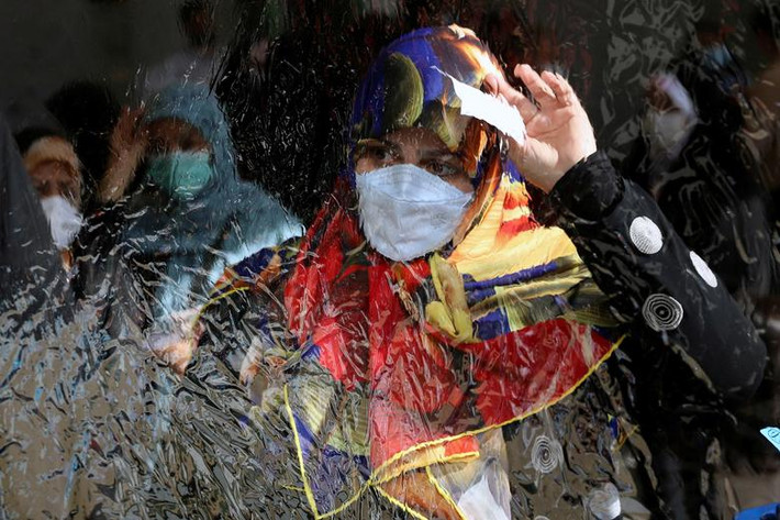 Người phụ nữ Iran đeo khẩu trang đứng chờ đến lượt bỏ phiếu tại một địa điểm bầu cử ở Tehran ngày 18/6.