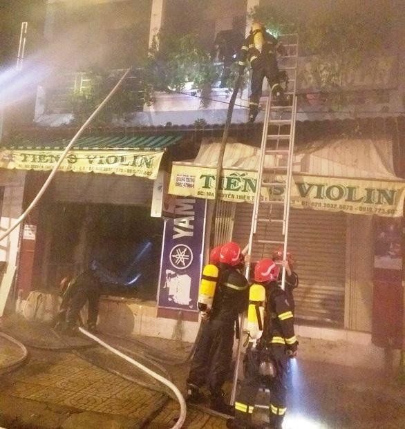 Rạng sáng 31/5, đám cháy bùng phát tại cửa hàng kinh doanh nhạc cụ trên đường Nguyễn Thiện Thuật, phường 2, quận 3, TP HCM khiến 4 nạn nhân bị mắc kẹt gồm ông Nguyễn H.V (SN 1948), Nguyễn Việt Đ.N (SN 1989, con ông V), Nguyễn Thị K.C (SN 1987, vợ N) và cháu Nguyễn Việt T.T (SN 2017, con N). Sau khi được giải cứu ra ngoài đưa vào bệnh viện, ông V và anh N đã tử vong.