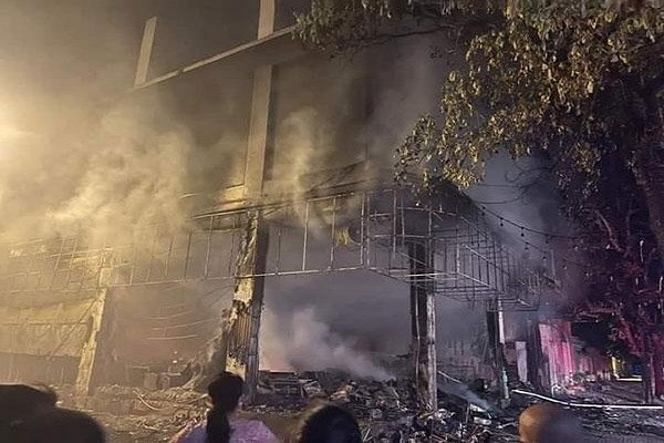 Tại Nghệ An: Khoảng 0h5’ sáng 15/6, người dân địa phương nghe thấy tiếng nổ kèm theo khói lửa bốc ra từ phòng trà Fill ở số 146, đường Đinh Công Tráng, TP Vinh. Nhận được tin báo, lực lượng cứu hỏa đã huy động nhiều xe chữa cháy cùng hàng chục chiến sĩ đến dập lửa...