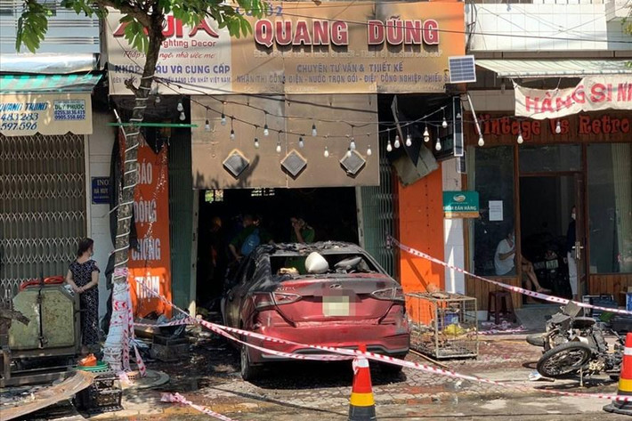 Tại Quảng Ngãi: Vào khoảng 0h50 ngày 5/6, Phòng Cảnh sát phòng cháy, chữa cháy và cứu nạn, cứu hộ Công an tỉnh Quảng Ngãi tiếp nhận thông tin vụ cháy tại cửa hàng kinh doanh đồ điện số 812 Quang Trung, phường Chánh Lộ. Ngay khi nhận thông tin, lực lượng cảnh sát PCCC tỉnh Quảng Ngãi điều 1 xe chỉ huy, 4 xe chữa cháy, 1 xe bồn, 1 xe cứu nạn cứu hộ cùng 52 cán bộ, chiến sĩ đến hiện trường. Tuy nhiên, vẫn không thể cứu được những người bị kẹt bên trong căn nhà cháy. Đến khi đưa được 4 nạn nhân trong nhà ra ngoài, thì cả 4 nạn nhân đều tử vong.