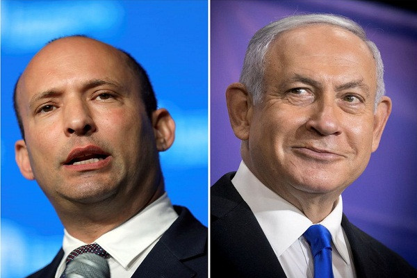 Tân Thủ tướng Israel Naftali Bennett (trái) tuyên thệ nhậm chức ngày 13/6 sau khi liên minh của ông được Quốc hội Israel xác nhận với số phiếu sát nút: 60 phiếu thuận và 59 phiếu chống, qua đó chấm dứt 12 năm nắm quyền liên tiếp của ông Benjamin Netanyahu (phải). Ảnh: Reuters.