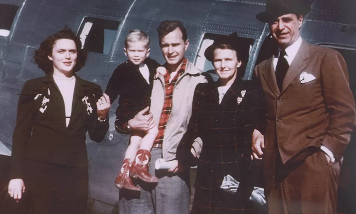 Bức ảnh chụp gia đình Bush ở Midland, bang Texas (Mỹ), hồi năm 1948. Trong ảnh: George W. Bush (Tổng thống thứ 43 của nước Mỹ) lúc nhỏ được cha, ông Geoger H. W. Bush, bế.