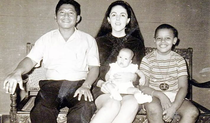 Tổng thống thứ 44 của nước Mỹ Barack Obama năm 9 tuổi (ngoài cùng bên phải). Ảnh chụp Barack Obama bên cạnh mẹ, bà Ann Dunham, em gái Maya Soetoro, và cha dượng Lolo Soetoro (ngoài cùng bên trái) hồi năm 1970.