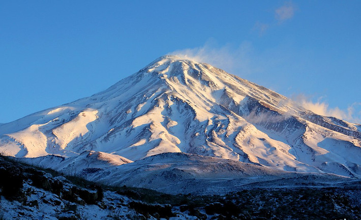Điểm cao nhất ở Iran là đỉnh núi Damavand. Ảnh: Wikipedia.