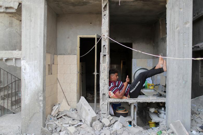 Hãng Reuters đăng tải loạt ảnh mới nhất ghi lại cuộc sống của người dân ở Dải Gaza, gần 20 ngày sau khi Israel - Hamas đạt thỏa thuận ngừng bắn hôm 21/5, qua đó chấm dứt các cuộc giao tranh kéo dài 11 ngày. Có thể thấy, nhiều người dân địa phương vẫn đang phải sống trong những ngôi nhà bị hư hại hoặc phải dựng lều ở tạm giữa đống đổ nát. (Nguồn ảnh: Reuters)