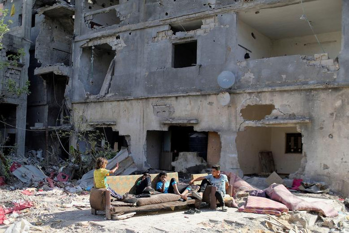 "Phòng khách" ngoài trời của một gia đình Palestine ở Gaza.