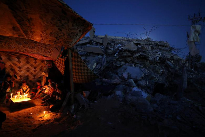 Nhiều người dân Gaza vẫn phải dựng lều ở tạm.