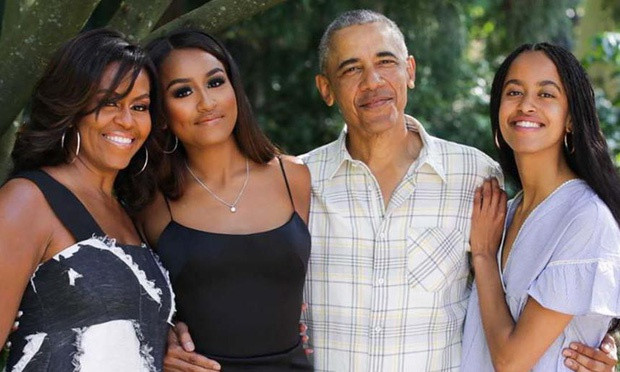 Không giống mẹ và chị gái theo học Harvard, Sasha Obama hiện là sinh viên Đại học Michigan. Ông Obama từng chia sẻ con gái út có sở thích dành cho âm nhạc, thường xuyên đăng tải các clip hát, nhảy cùng bạn bè. Cô gái 19 tuổi cũng được khen năng động, không ngại thể hiện bản thân dù có đứng trước ống kính truyền thông hay không. Ảnh: @Michelleobama.