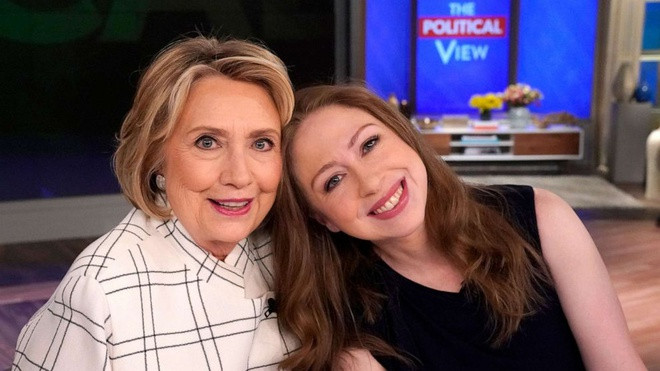 Không chỉ là tác giả thành công với nhiều cuốn sách cho trẻ em, Chelsea Clinton từng nhận mức lương 600.000 USD/năm với vị trí bình luận viên trên NBC News. Theo The Hill, Chelsea còn kiếm được khoảng 9 triệu USD trong giai đoạn 2011-2020 khi làm việc cho InterActiveCorp. Cô con gái của tổng thống Mỹ thứ 42 cũng từng trải qua nhiều vị trí nghề nghiệp tại các công ty danh tiếng như McKinsey & Company, Expedia Group và Avenue Capital Group. Ảnh: Heidi Gutman.