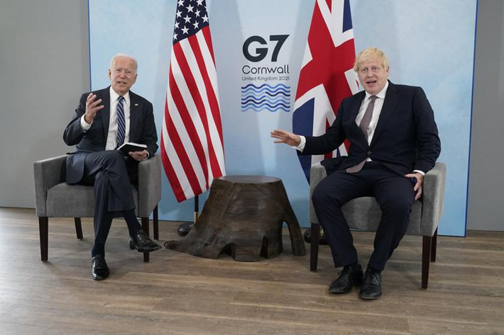 Chẳng hạn như cuộc gặp giữa hai nhà lãnh đạo Mỹ - Anh. Tổng thống Mỹ Joe Biden (trái) và Thủ tướng Anh Boris Johnson đã có cuộc hội đàm trực tiếp vào ngày 10/6 trước thềm Hội nghị thượng đỉnh G7. Thủ tướng Anh Boris Johnson hoan nghênh tinh thần hợp tác của Tổng thống Mỹ Joe Biden trong các vấn đề như biến đổi khí hậu và kế hoạch chống dịch COVID-19,...Ảnh: Reuters.