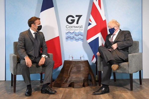Tổng thống Pháp Emmanuel Macron (trái) và Thủ tướng Anh Borris Johnson (phải) hôm 13/6 tranh cãi xoay quanh tiến trình hậu Brexit liên quan đến vùng Bắc Ireland. Ảnh: Reuters.