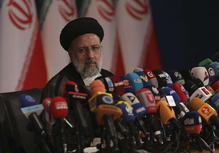 Tuy nhiên, những tác động có thể xảy ra đối với mối quan hệ Iran - Mỹ, sau khi ông Raisi đắc cử tổng thống, hiện chưa rõ ràng. "Song, thái độ cũng như những phát ngôn Tổng thống Raisi đưa ra đôi khi ảnh hưởng đến cách Mỹ phản ứng", chuyên gia Natasha Lindstaedt bình luận. Ảnh: AP.