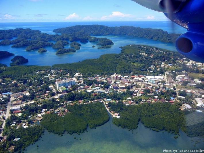 Palau, tên đầy đủ là Cộng hòa Palau, là một quốc đảo ở Tây Thái Bình Dương. Nước này bao gồm hàng trăm hòn đảo, trong đó Koror là đảo đông dân nhất. Dân số của Palau ước tính khoảng 21.000 người. Ảnh: Rick and Lea Miller.