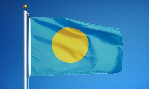 Quốc kỳ của Cộng hòa Palau có nền màu xanh da trời và một hình tròn màu vàng. Theo Cổng thông tin PalauGov, hình tròn màu vàng là biểu tượng mặt trăng. Ảnh: Shutterstock.