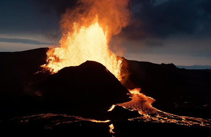 Cảnh tượng ngoạn mục khi núi lửa Iceland phun trào đã thu hút nhiều du khách tới chiêm ngưỡng.