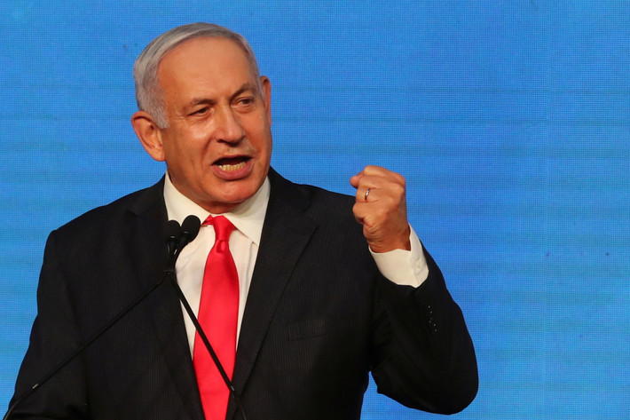 Nhà lãnh đạo Israel bị cáo buộc đã nhận xì gà, champagne cùng trang sức từ nhiều người với tổng giá trị lên tới hơn 196.000 USD và đổi lại bằng những lời hứa sẽ giúp đỡ. Benjamin Netanyahu cũng được cho là đã ưu ái truyền thông với điều kiện họ viết những bài tích cực về ông. Ảnh: Reuters.