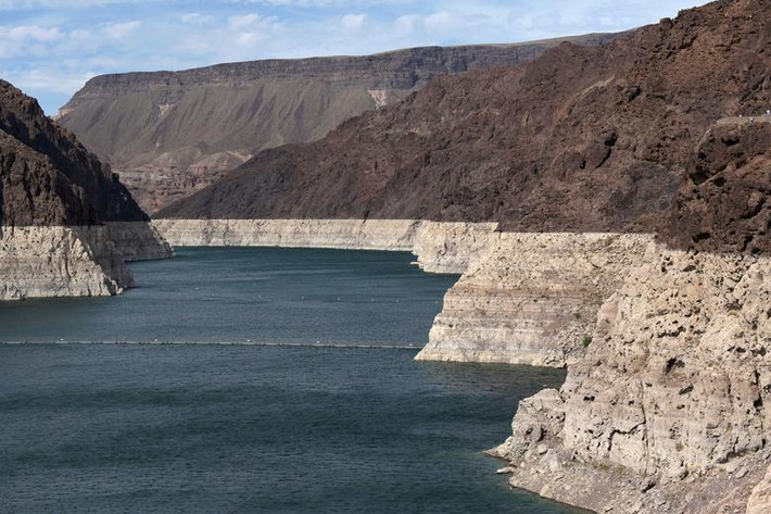 Mực nước xuống thấp do hạn hán ở hồ chứa nước Đập Hoover gần Las Vegas, bang Nevada, ngày 9/6.