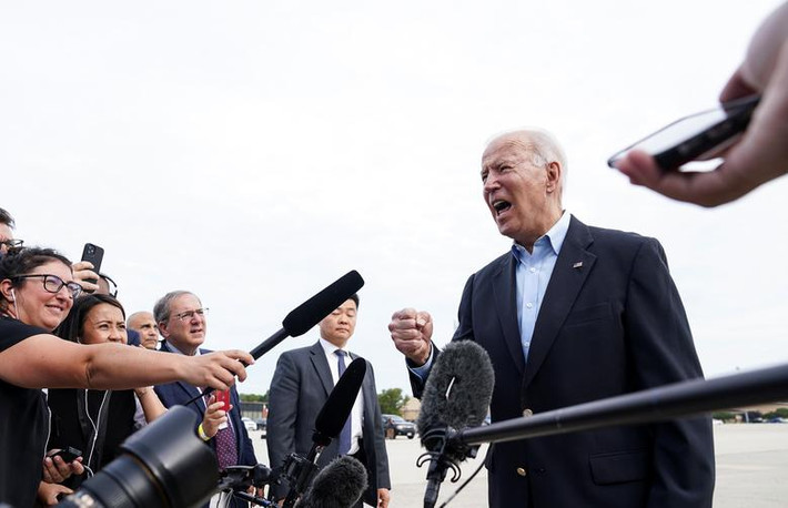 Tổng thống Biden trò chuyện với các phóng viên trước khi lên máy bay ở căn cứ Andrews, bang Maryland (Mỹ), ngày 9/6.