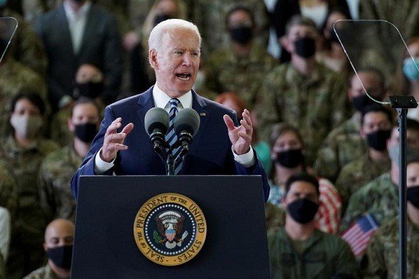 Điểm đến đầu tiên của Tổng thống Biden tại Anh là RAF Mildenhall, một căn cứ của Không quân Hoàng gia Anh, để thăm hỏi các quân nhân của lực lượng Không quân Mỹ đang đồn trú ở đó. (Nguồn ảnh: Reuters)