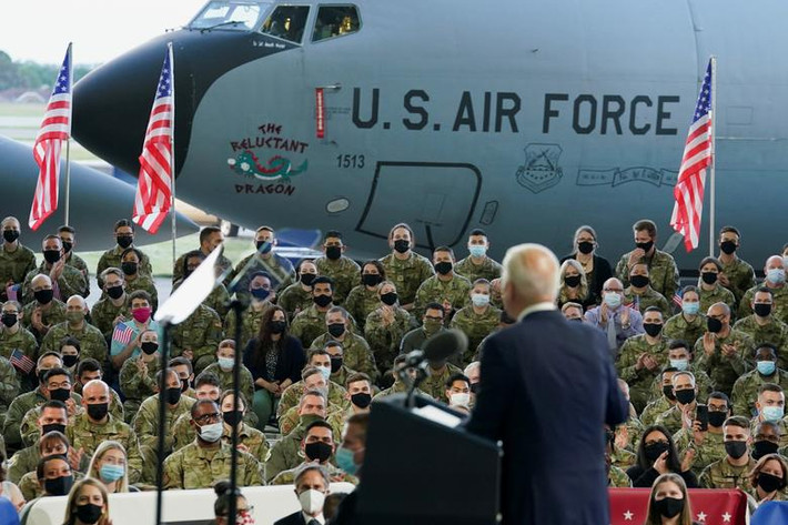 Các quân nhân đeo khẩu trang phòng dịch COVID-19 khi lắng nghe bài phát biểu của Tổng thống Joe Biden.
