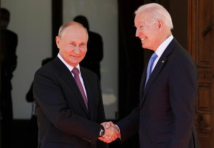 Chiều 16/6 (giờ địa phương), Tổng thống Mỹ Joe Biden đã có cuộc hội đàm trực tiếp với Tổng thống Nga Vladimir Putin tại Geneva, Thụy Sĩ. Hai nhà lãnh đạo Nga - Mỹ bắt tay nhau bên ngoài biệt thự. Họ trông có vẻ thoải mái và đều nở nụ cười. Ảnh: Reuters.