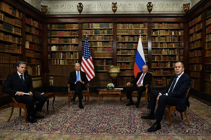 Cuộc hội đàm thượng đỉnh Putin - Biden bao gồm hai phiên làm việc là hội đàm diện hẹp giữa hai vị tổng thống có sự tham gia của hai ngoại trưởng, và hội đàm mở rộng. Ảnh: (Từ trái sang) Ngoại trưởng Mỹ Antony Blinken, Tổng thống Mỹ Joe Biden, Tổng thống Nga Putin và Ngoại trưởng Nga Sergei Lavrov trong cuộc hội đàm diện hẹp. Ảnh: CNN.