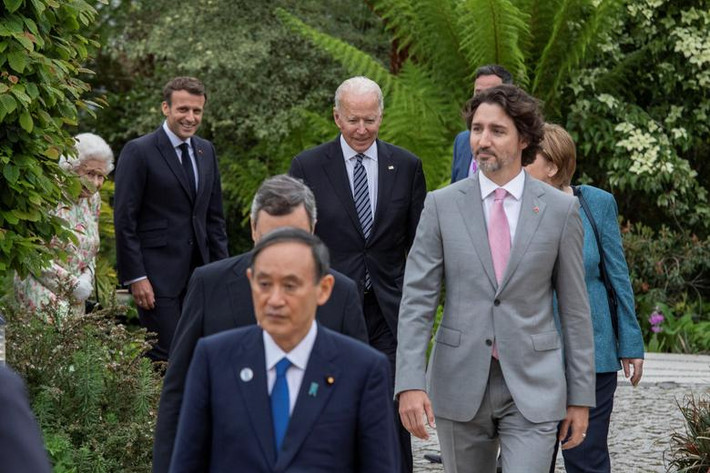 Trong 3 ngày hội nghị diễn ra, Tổng thống Biden và các nhà lãnh đạo thế giới đã thảo luận về nhiều vấn đề nóng trên thế giới hiện nay như đại dịch COVID-19 và sự phục hồi kinh tế lấy môi trường làm trọng tâm...Ngày 13/6, Hội nghị thượng đỉnh G7 kết thúc với việc nguyên thủ các nước G7 cùng 4 nước khách mời ra một bản tuyên bố chung dài 25 trang. Ảnh: Reuters.