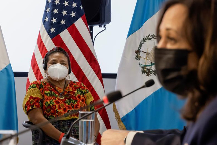 Sau khi hội kiến Tổng thống Guatemala, bà Harris có cuộc gặp với những phụ nữ tổ chức các chương trình giúp cộng đồng người bản địa phát triển như dạy nghề, đào tạo kỹ năng kinh doanh,...