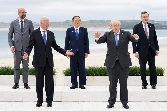 Chủ tịch Hội đồng Châu Âu Charles Michel, Tổng thống Mỹ Joe Biden, Thủ tướng Nhật Bản Yoshihide Suga, Thủ tướng Anh Boris Johnson và Thủ tướng Italy Mario Draghi chuẩn bị chụp "bức ảnh gia đình" tại Hội nghị G7 ngày 11/6.
