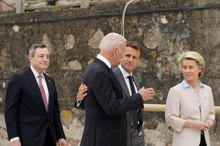 Tổng thống Pháp Emmanuel Macron, Tổng thống Mỹ Joe Biden, Chủ tịch Ủy ban châu Âu Ursula von der Leyen và Thủ tướng Italy Mario Draghi vừa đi bộ vừa trao đổi ngày 11/6.