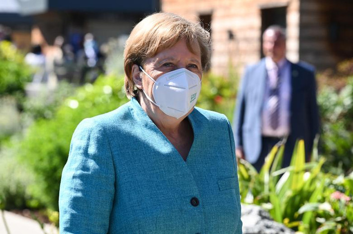 Thủ tướng Đức Angela Merkel đeo khẩu trang khi tới dự lễ đón chính thức các nhà lãnh đạo thế giới tại Hội nghị G7 ngày 12/6.