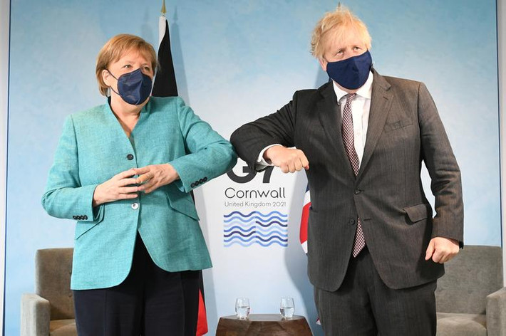 Thủ tướng Đức Angela Merkel và Thủ tướng Anh Boris Johnson chào bằng cách chạm khuỷu tay trước khi bước vào cuộc hội đàm song phương ngày 12/6.