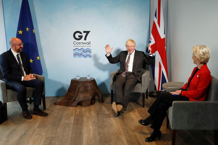 Thủ tướng Anh Boris Johnson (giữa) hội đàm với Chủ tịch Ủy ban Châu Âu Ursula von der Leyen (phải) và Chủ tịch Hội đồng châu Âu Charles Michel ngày 12/6.
