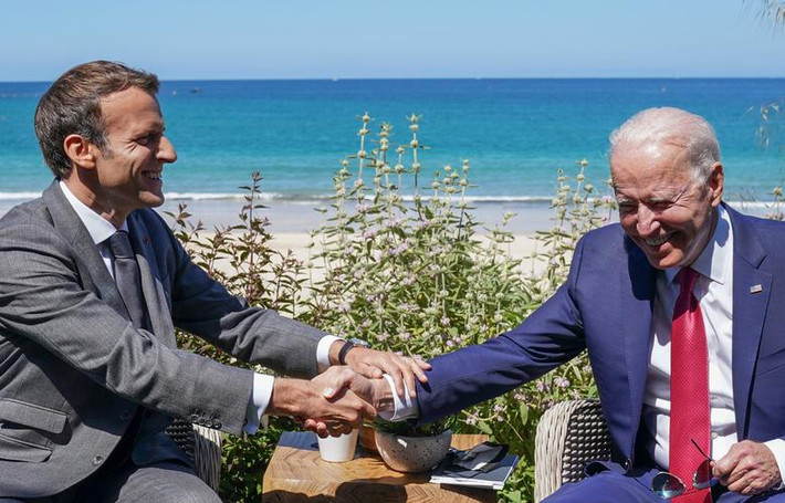 Tổng thống Mỹ Joe Biden (phải) bắt tay Tổng thống Pháp Emmanuel Macron trong cuộc gặp song phương bên lề Hội nghị G7 tại Carbis Bay ngày 12/6.