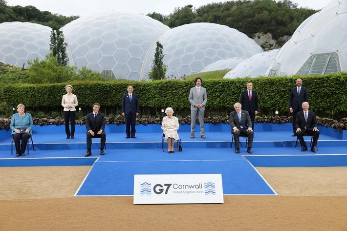Thủ tướng Đức Angela Merkel, Chủ tịch Ủy ban châu Âu Ursula von der Leyen, Tổng thống Pháp Emmanuel Macron, Thủ tướng Nhật Bản Yoshihide Suga, Nữ hoàng Elizabeth II, Thủ tướng Canada Justin Trudeau, Thủ tướng Anh Boris Johnson, Thủ tướng Italy Mario Draghi, Chủ tịch Hội đồng Châu Âu Charles Michel và Tổng thống Mỹ Joe Biden chụp ảnh lưu niệm ngày 11/6.