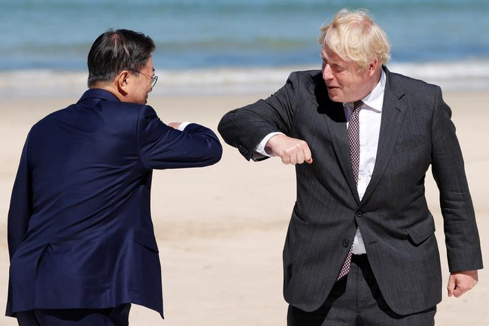 Thủ tướng Anh Boris Johnson (phải) chào Tổng thống Hàn Quốc Moon Jae-in bằng cách chạm khuỷu tay tại Carbis Bay, Corwall, Anh, ngày 12/6/2021.