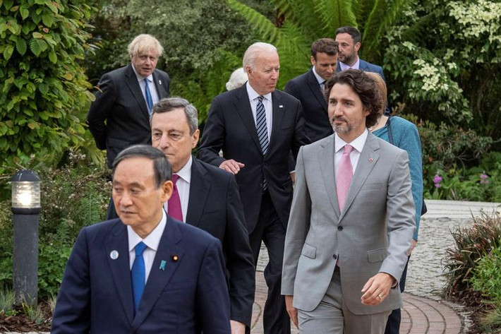 Thủ tướng Nhật Bản Yoshihide Suga, Thủ tướng Italy Mario Draghi, Thủ tướng Canada Justin Trudeau, Tổng thống Mỹ Joe Biden, Thủ tướng Đức Angela Merkel, Tổng thống Pháp Emmanuel Macron, Thủ tướng Anh Boris Johnson và Nữ hoàng Anh Elizabeth II tham dự tiệc bên lề hội nghị thượng đỉnh G7 ở Cornwall ngày 11/6.