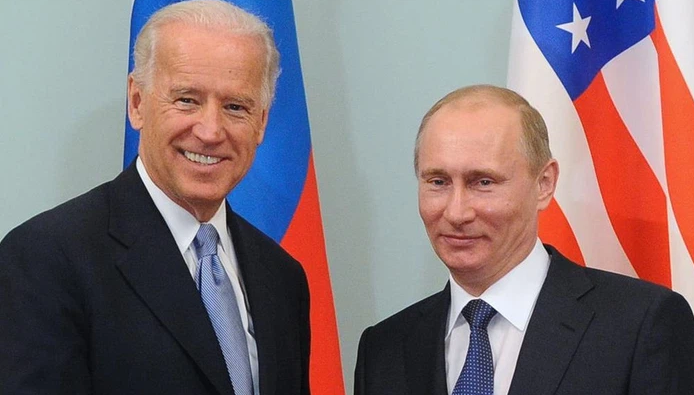 "Tôi bắt đầu từ thực tế rằng Tổng thống Biden là một chính trị gia rất giàu kinh nghiệm. Ông ấy đã tham gia chính trị gần như cả đời. Ông ấy thông thạo hầu hết các vấn đề mà tôi đã liệt kê, vì ông ấy từng đích thân tham gia vào giải quyết các vấn đề tương tự, ở những thời điểm khác nhau và phục vụ ở các vị trí khác nhau. Vì vậy, tôi hy vọng hội nghị của chúng tôi sẽ mang tính xây dựng", ông chủ Điện Kremlin nói. Ảnh: Reuters.