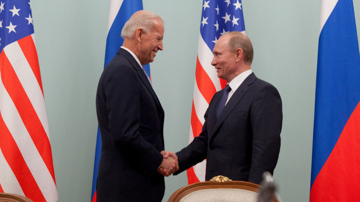 Tổng thống Putin dành lời khen cho người đồng cấp Mỹ Joe Biden. Theo nhà lãnh đạo Nga, ông Biden là người có kinh nghiệm, duy trì được sự cân bằng và đúng đắn. Ảnh: Tổng thống Nga Vladimir Putin (phải) và ông Joe Biden thời còn là Phó Tổng thống Mỹ tại thủ đô Moscow hồi tháng 3/2011. Ảnh: Reuters.