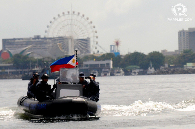 Lực lượng bảo vệ bờ biển Philippines tuần tra ở bờ biển Vịnh Manila hôm 7/11. Ảnh: Rappler.
