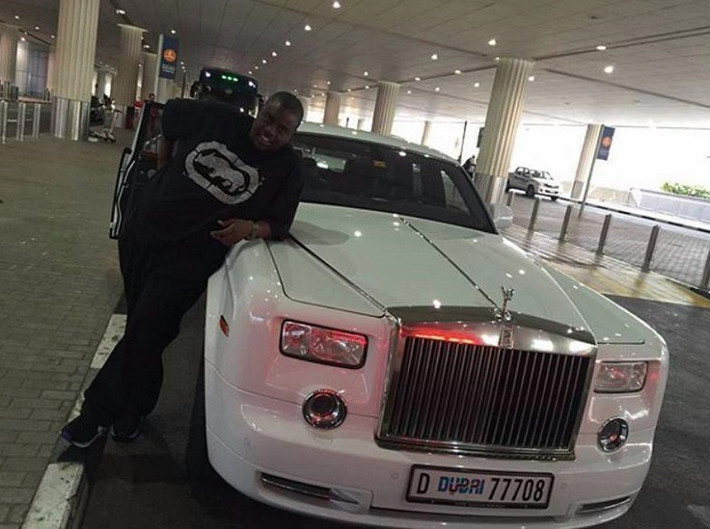 Wicknell đứng cạnh chiếc siêu xe Rolls Royce. Ảnh: The Sun.