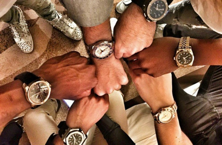 Robert Mugabe Jr và bạn bè khoe những chiếc đồng hồ Rolex, mỗi chiếc có trị giá khoảng 45.000 bảng Anh (hơn 1,3 tỷ đồng). Ảnh: The Sun.