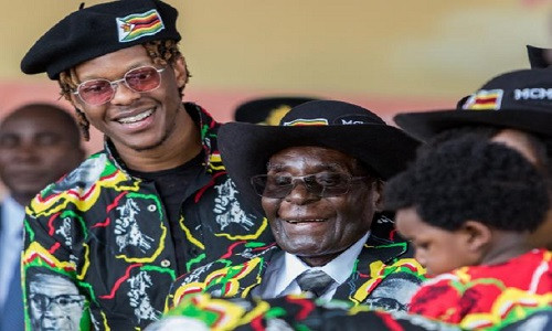 Robert Mugabe Jr đứng cạnh cha cậu, ông Robert Mugabe, trong bữa tiệc sinh nhật lần thứ 93 của ông Mugabe hồi tháng 2/2017. Ảnh: News.com.au.