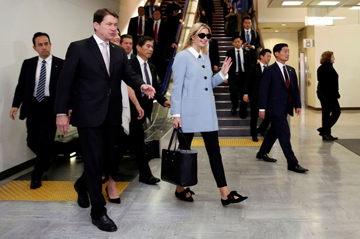 Ái nữ Ivanka nhà Tổng thống Trump được Đại sứ Mỹ tại Nhật Bản William Hagerty đón sau khi tới sân bay quốc tế Narita, phía đông thủ đô Tokyo, ngày 2/11/2017. Ảnh: Sputnik.