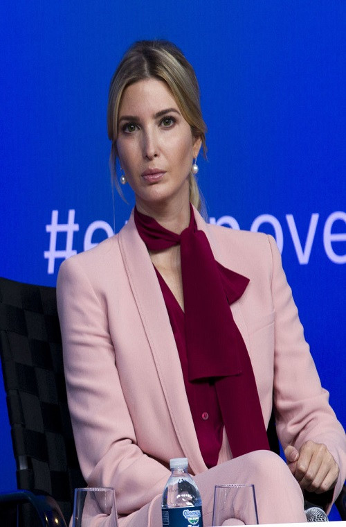 Những bộ trang phục của Ivanka luôn toát lên vẻ thanh lịch và nữ tính. Ở Mỹ, Ivanka được coi là “biểu tượng phong cách mới”. Ảnh: Ivanka tham dự diễn đàn “Đưa doanh nghiệp do phụ nữ làm chủ lên một tầm cao mới” bên lề cuộc họp thường niên của Ngân hàng Thế giới/IMF tại thủ đô Washington, Mỹ, ngày 14/10/2017. Ảnh: Sputnik.
