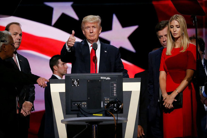 Ivanka đứng cạnh ông Trump, khi đó còn là ứng viên tổng thống của Đảng Cộng hòa, tại Ủy ban Quốc gia của Đảng Cộng hòa ở Cleveland, bang Ohio, Mỹ, ngày 21/7/2016. Ảnh: Sputnik.