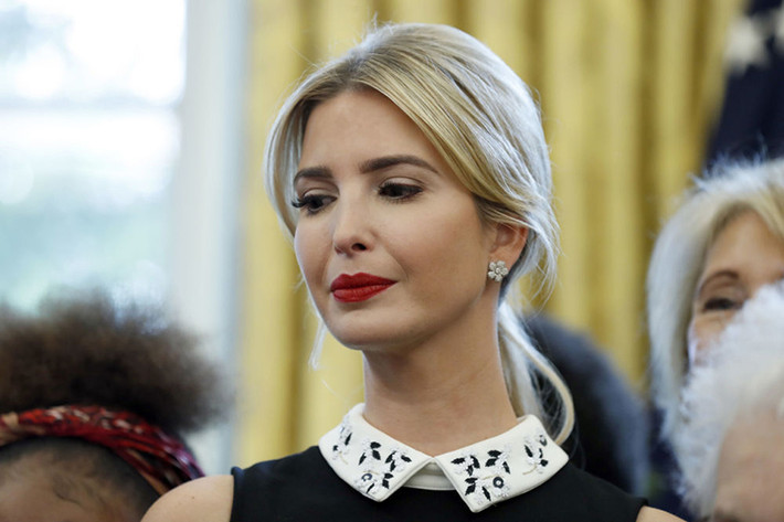 Đệ nhất tiểu thư Ivanka đứng cạnh Tổng thống Mỹ Donald Trump trước khi ông ký một văn bản nhằm mở rộng việc tiếp cận STEM tại Phòng Bầu Dục của Nhà Trắng ngày 25/9/2017. Ảnh: Sputnik.