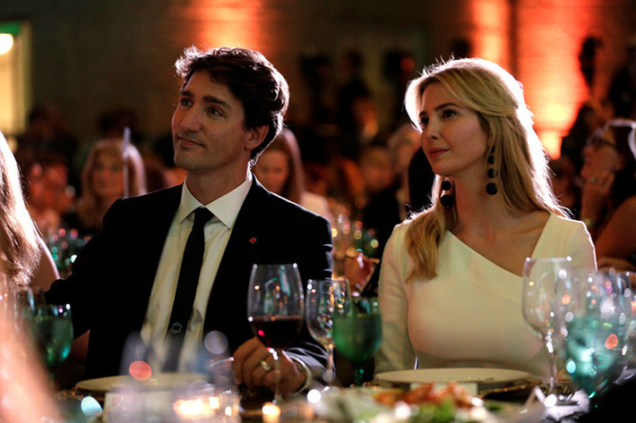 Ivanka ngồi cạnh Thủ tướng Canada Justin Trudeau tại hội nghị “Những người phụ nữ quyền lực nhất” ở Washington ngày 10/10/2017. Ảnh: Sputnik.